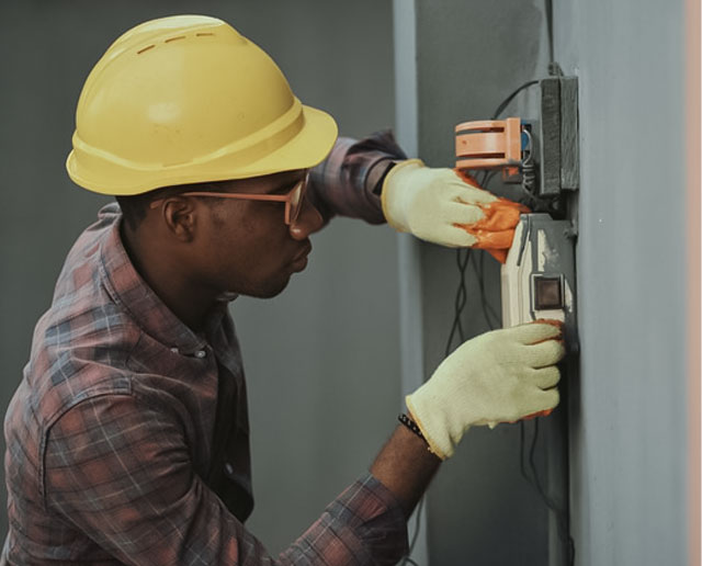 Tomada Esquentando em Botucatu: Confira 4 Motivos eletricista carlos silva