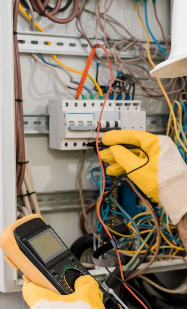 Luz Piscando em Casa em Botucatu? Veja 4 Possíveis Causas eletricistas em Botucatu
